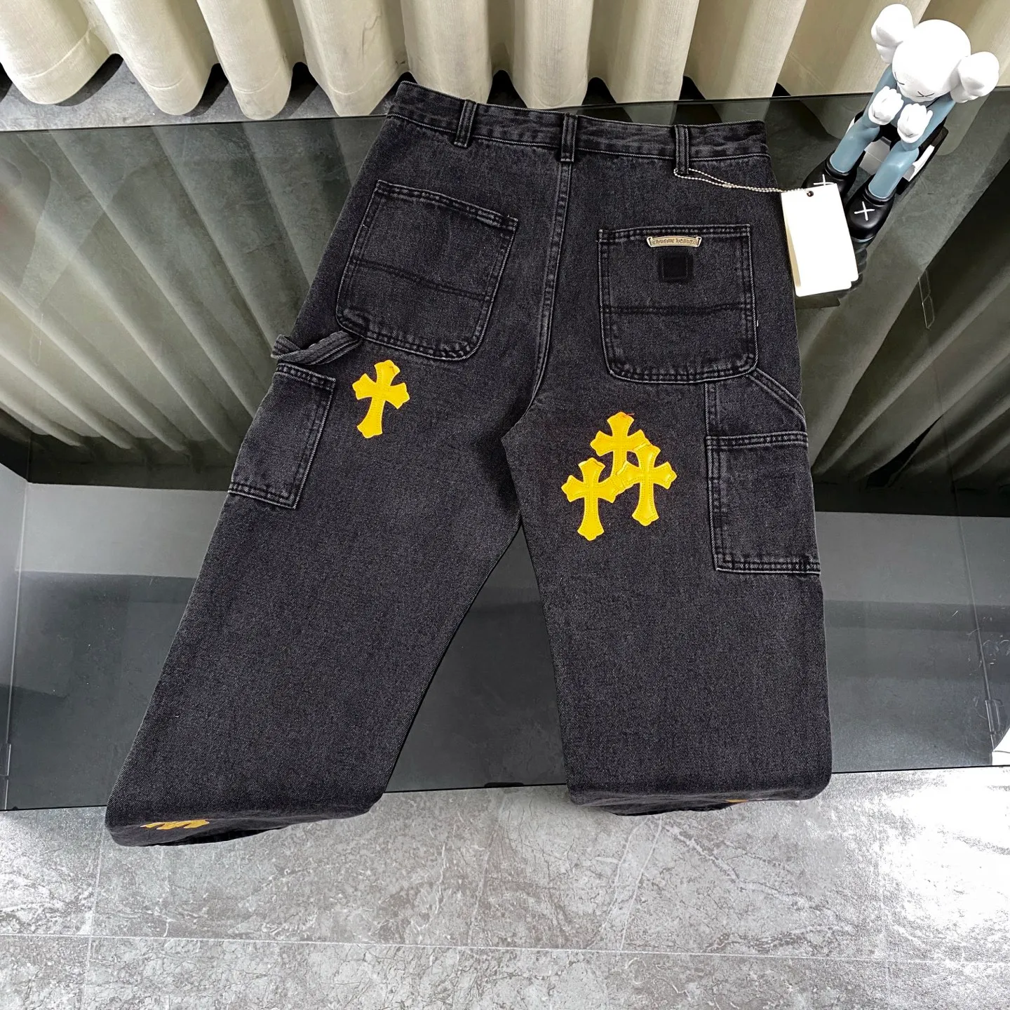 P270 CH Chromehearts yellow leather black denim overalls logging pants, price 34W level, patchwork cross pattern embellishment, washed jeans! ! An absolutely high-end luxury product, a 1.9W-level god-level single product, a super popular product, made by top heavy industry, a magic weapon that cannot be missed! [About Zangyin] This is an extremely luxurious fashion brand that can also be called the aristocracy of the high street. It has always been an exclusive brand for some hipsters or rich second generations. Compared with ordinary high streets, it is more luxurious and noble. Compared with luxury brands, it is more fashionable and individual. It has always been a brand that I have a special liking for. [Top heavy industry fashion design] Consistently high-street luxury style. Speaking of this style, the Zangyin family and GU family are definitely the leading representative brands. Especially the Zangyin family has really achieved a state-of-the-art effect in creating high-street style. The unique washed material is used to create this style. The color system is already quite eye-catching. After it is decorated with patchwork cross flowers, it cleverly highlights the charm of the brand. Secondly, this style uses classic The high-waist cutting design highlights the long legs and fashionable temperament of the upper body. The brand is highly recognizable and the slim fit configuration is more suitable for daily wear. It is a product that interprets personality, fashion, and specifications at a glance. This single product is enough to make any fan excited. It can be a white T-shirt for a youthful college style, or a tight suspender for a royal style. It has strong matching ability and can be easily controlled by men.  [Materials and craftsmanship] Needless to say, this point goes without saying. As an excellent craftsman brand, Zangyin’s requirements for details and craftsmanship are really perfect. The washed color of this model has gone through so many processes, not to mention the embellishment of denim appliques. It is also purely hand-made and sewn. Just like what they believe in, only hand-made things have soul and have the meaning of wear. A top-notch heavy-duty fashionable denim item, I look forward to your perfect interpretation! !  Color: black Size: 30-36